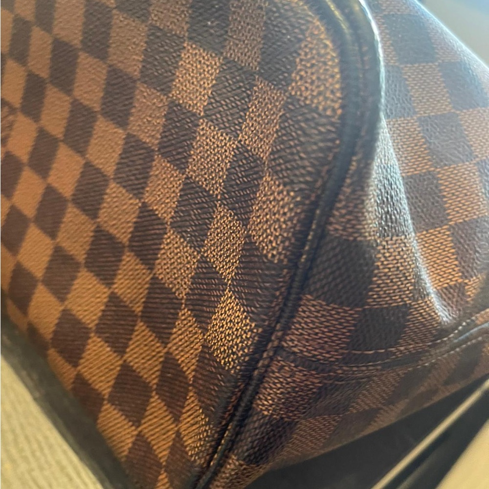 Tiene algunas manchas por dentro pero el resto está súper bien